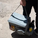 کاربر در حال حمل نظم دهنده وسایل خودرو