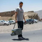 نظم دهنده وسایل خودرو در دست کاربر در کنار جاده